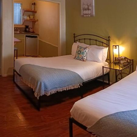 Trees Motel Бишъп Екстериор снимка