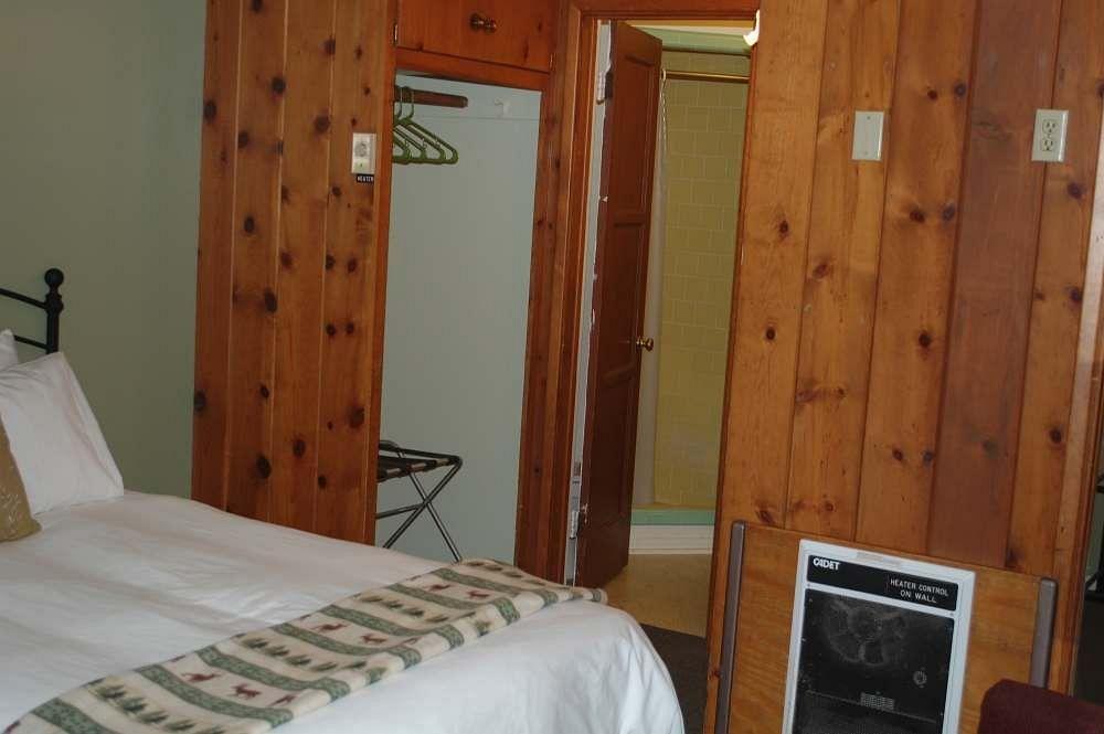 Trees Motel Бишъп Екстериор снимка