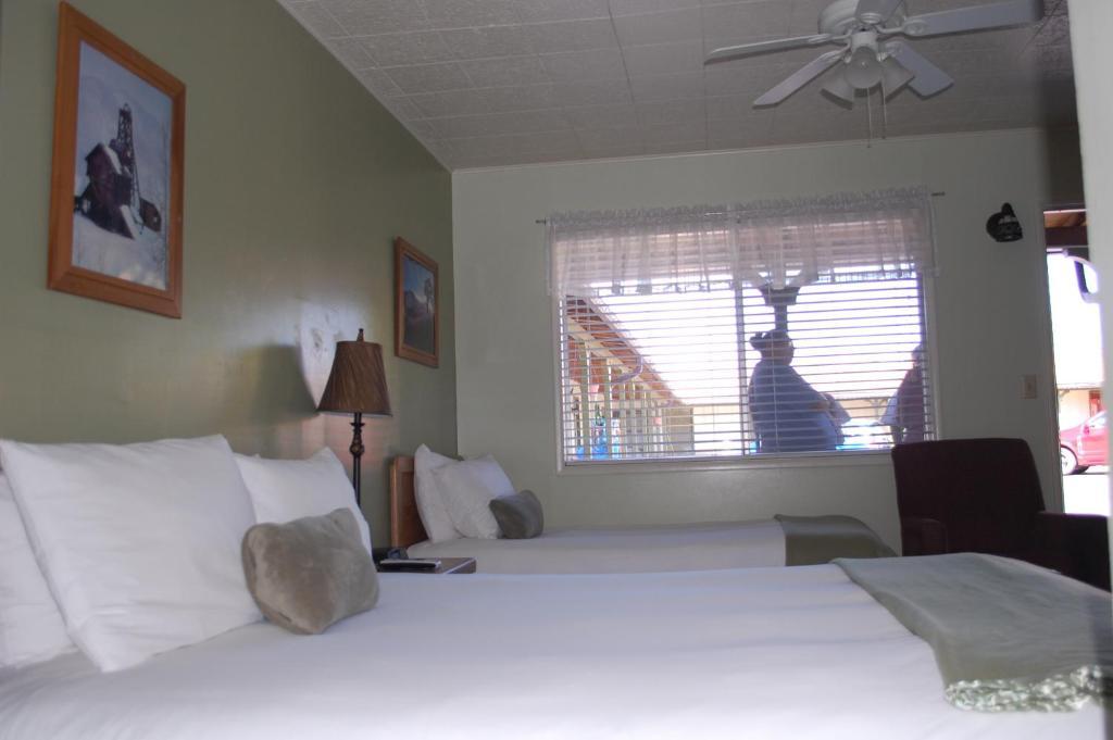 Trees Motel Бишъп Стая снимка