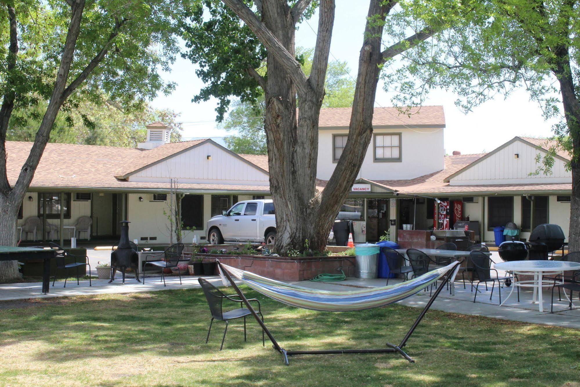Trees Motel Бишъп Екстериор снимка